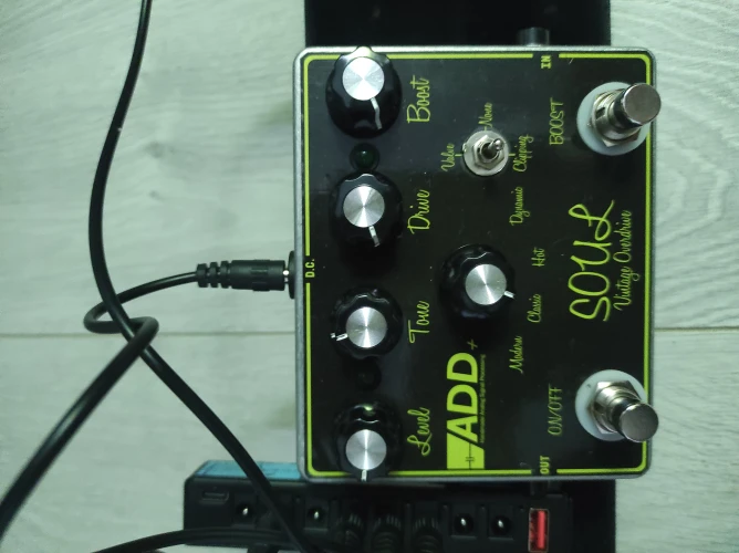 Analog pedallar + çoklu adaptörü + el yapımı pedalboard 3