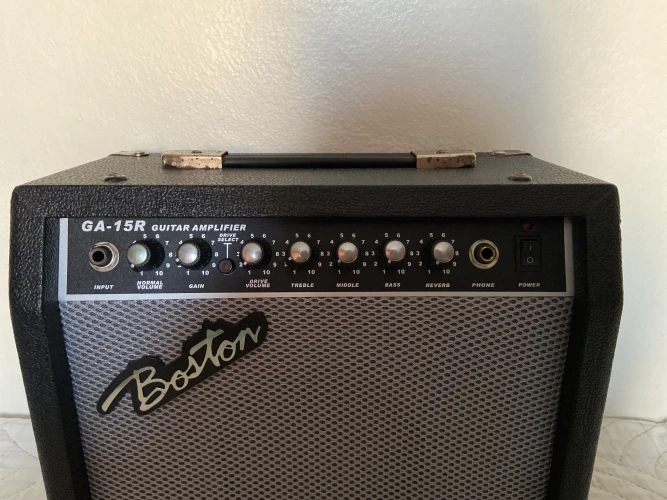 KRAMER FOCUS VT-2115 elektro gitar veBoston GA-15R combo amfi 8