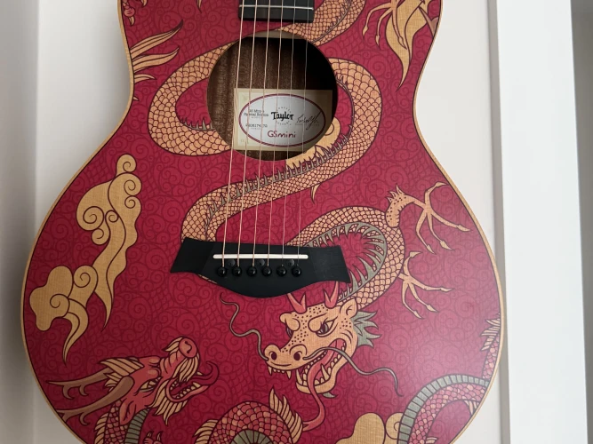 Taylor GS Mini-e Spruce Special-Edition Elektro Akustik Gitar (Year of the Dragon) ( OLR 26-26028 ) 1