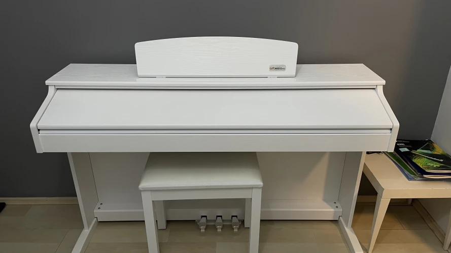 ARTESIA DP-3-WH Piano (Mat Beyaz) ve Beyaz Piano Taburesi 1