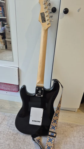 Donner DST 100B elektro gitar ve Blackstar ID:Core 10 V4 Dijital Kombo Elektro Gitar Amfi 2