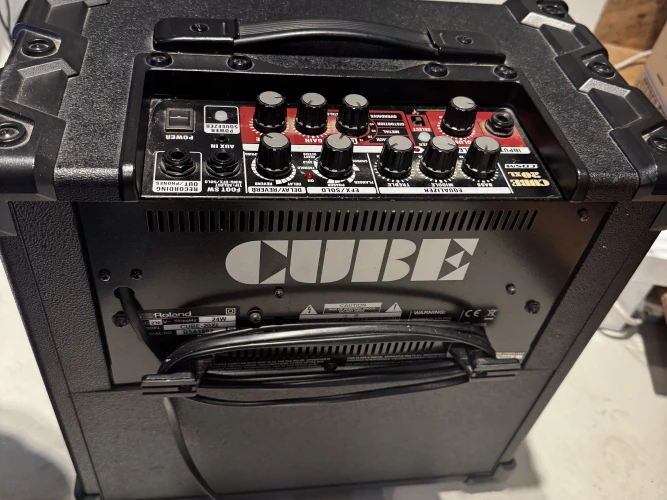 Roland Cube 20XL Elektro Gitar Amfisi 3