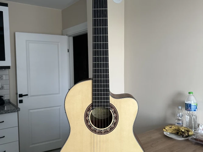 Valencia VC304CE klasik elektro gitar 1