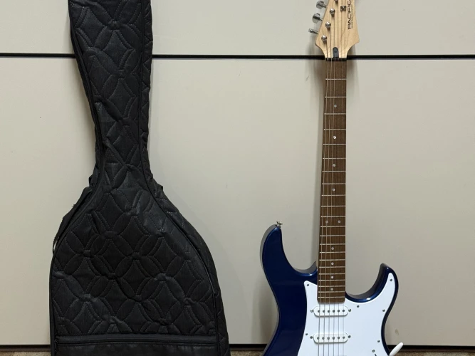 Yamaha Pacifica 012 DBM(Dark Blue Metallic) 1