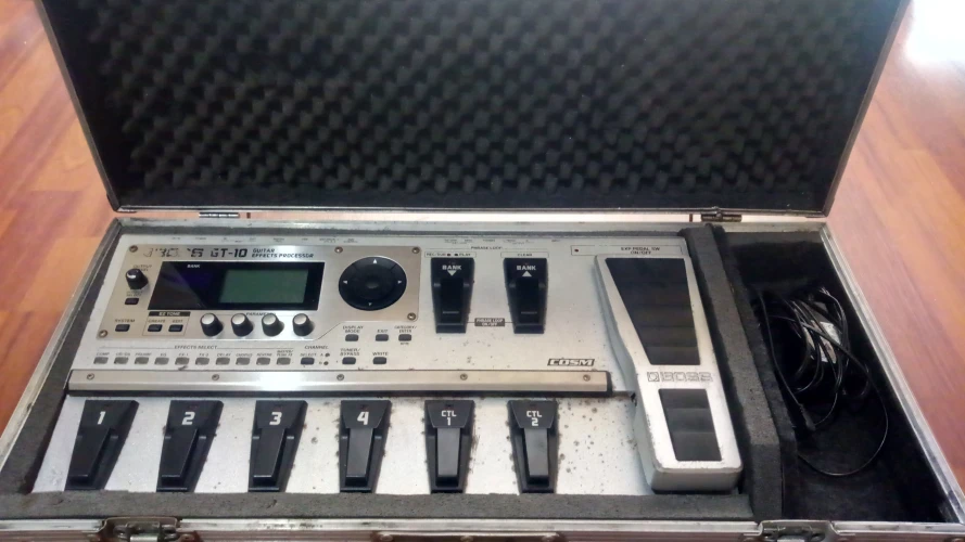 Boss GT 10 Elektro  Gitar Prosesörü  ve Metal board taşıma Canta 5