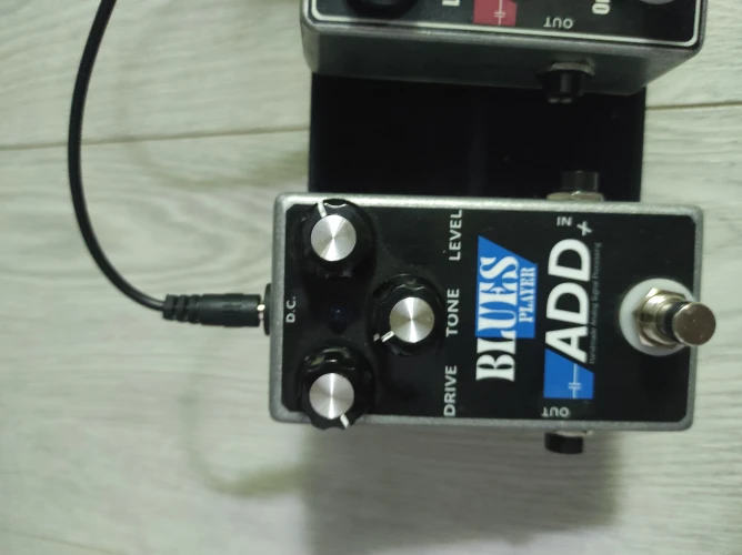 Analog pedallar + çoklu adaptörü + el yapımı pedalboard 6
