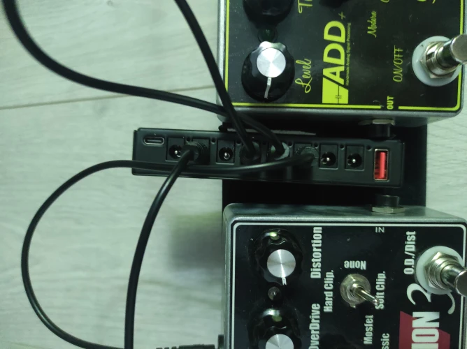 Analog pedallar + çoklu adaptörü + el yapımı pedalboard 4