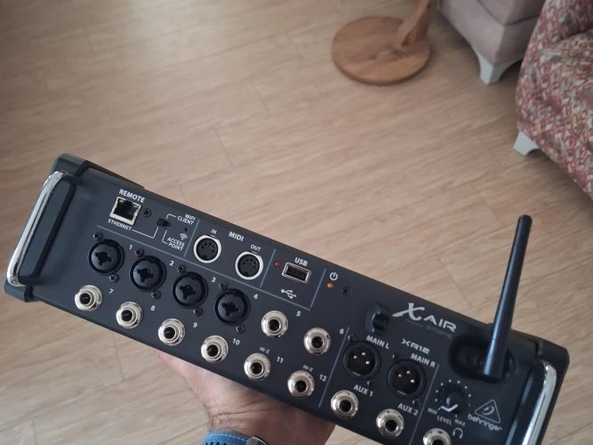 Behringer XR12 Dijital Mixer 3