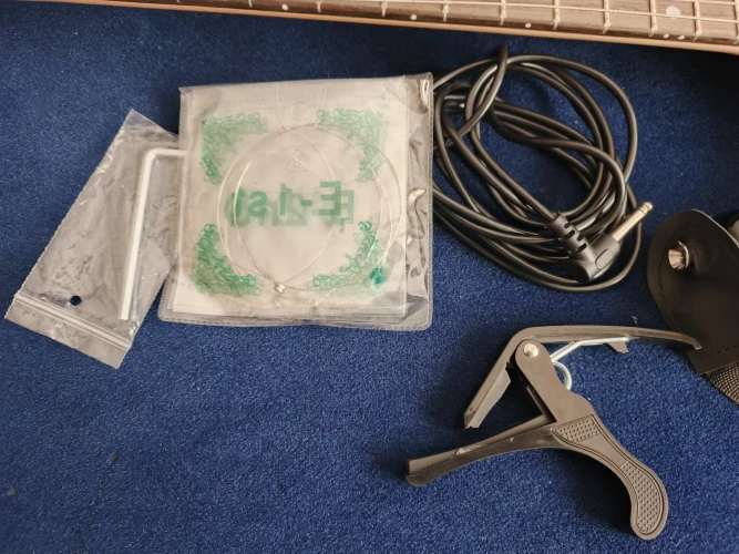 Auistin markalı elektro gitar seti. 2