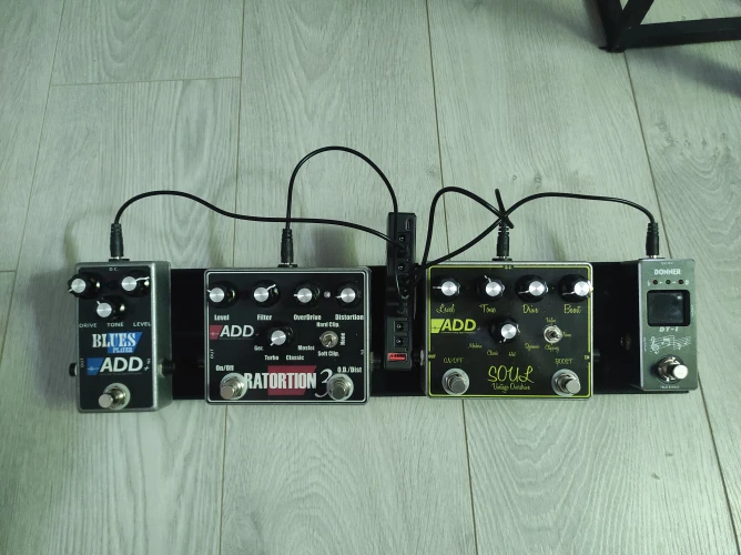 Analog pedallar + çoklu adaptörü + el yapımı pedalboard 7