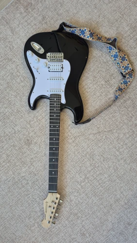 Donner DST 100B elektro gitar ve Blackstar ID:Core 10 V4 Dijital Kombo Elektro Gitar Amfi 1