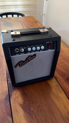 Boston GA-10 elektro gitar amfisi 1