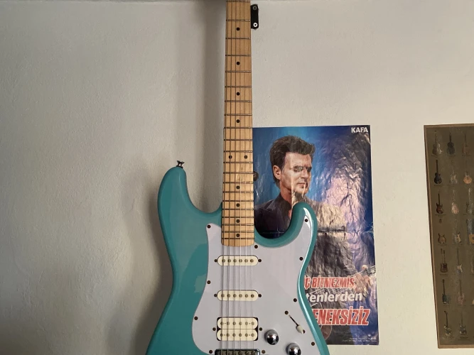 KRAMER FOCUS VT-2115 elektro gitar veBoston GA-15R combo amfi 1