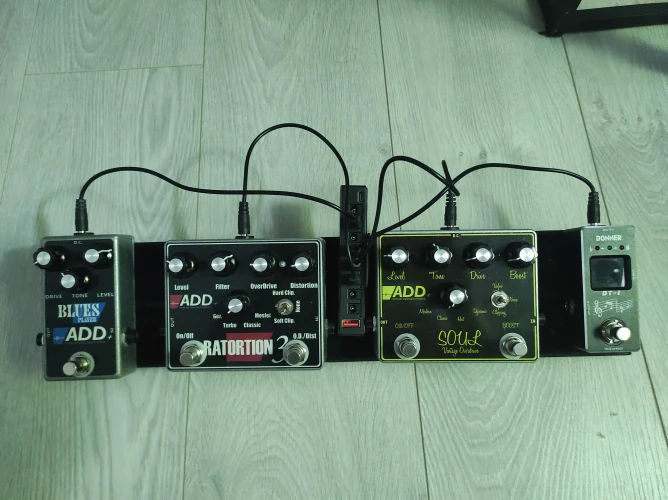 Analog pedallar + çoklu adaptörü + el yapımı pedalboard 1
