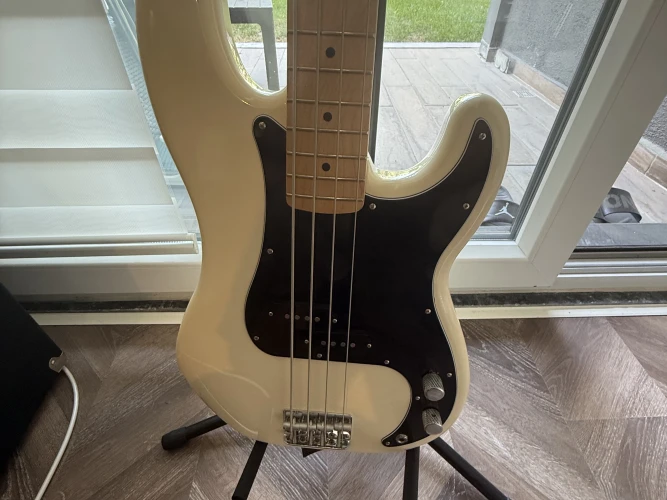 Fender standart precision bass 1