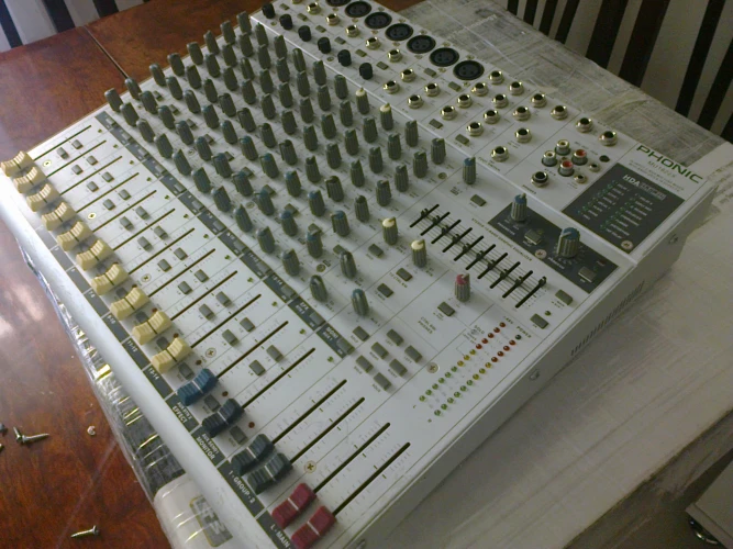 PHONIC MU1822x DEK MİKSER AMERİKAN 1