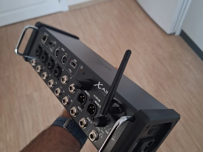 Behringer XR12 Dijital Mixer 4