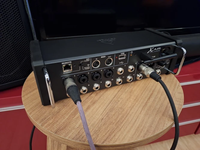 Behringer XR12 Dijital Mixer 2