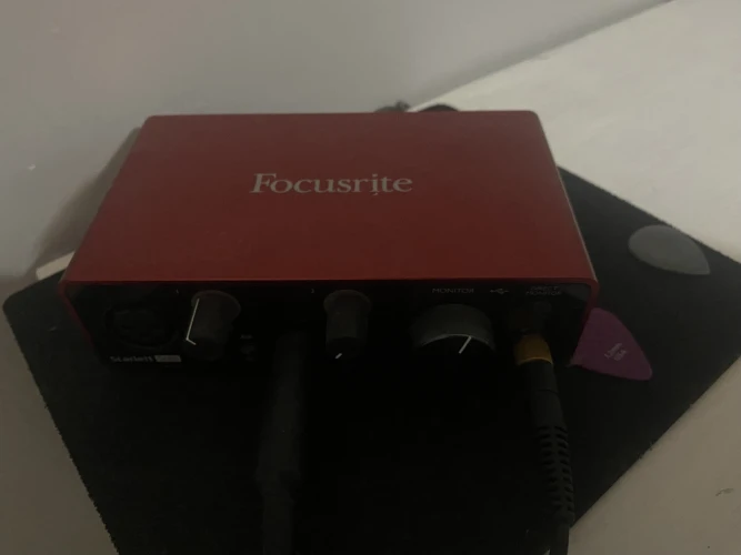 focusrite scarlett solo gen 3 ses kartı + mikrofon 2