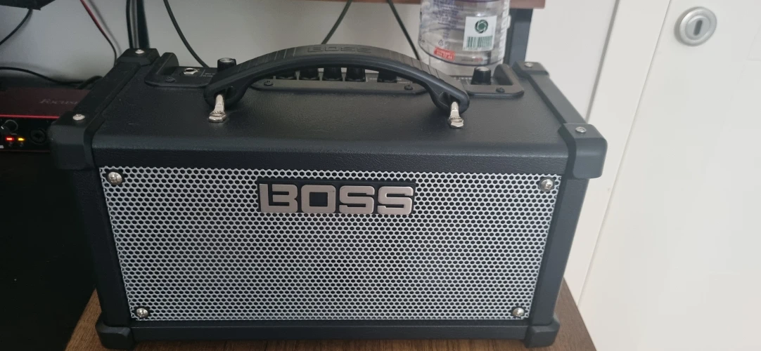 BOSS DUAL CUBE LX Taşınabilir Gitar Amfisi ve Bluetooth Aparatı 2