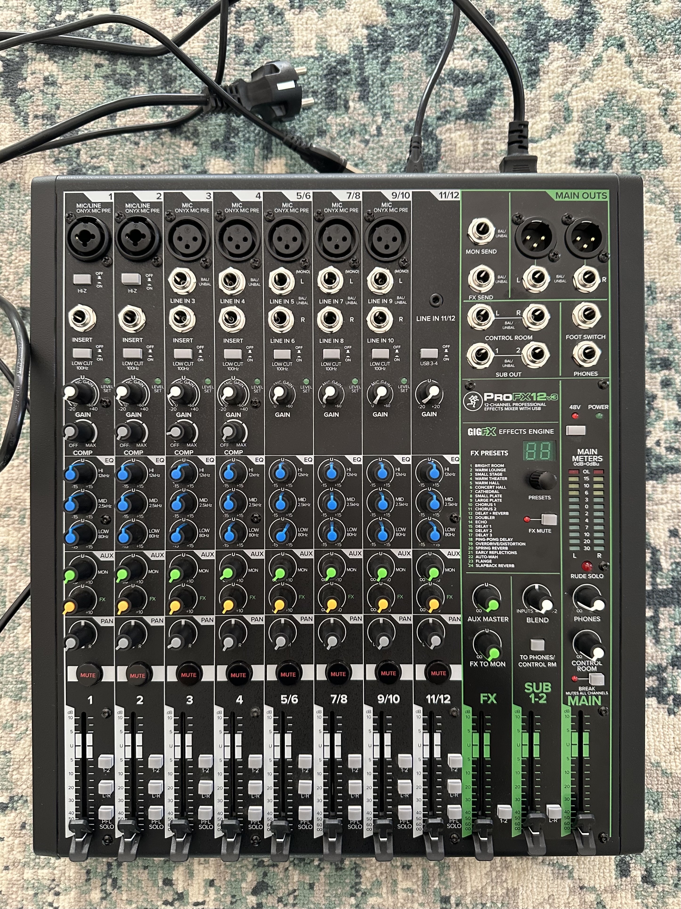 Mackie ProFX12 v3 Mixer 1
