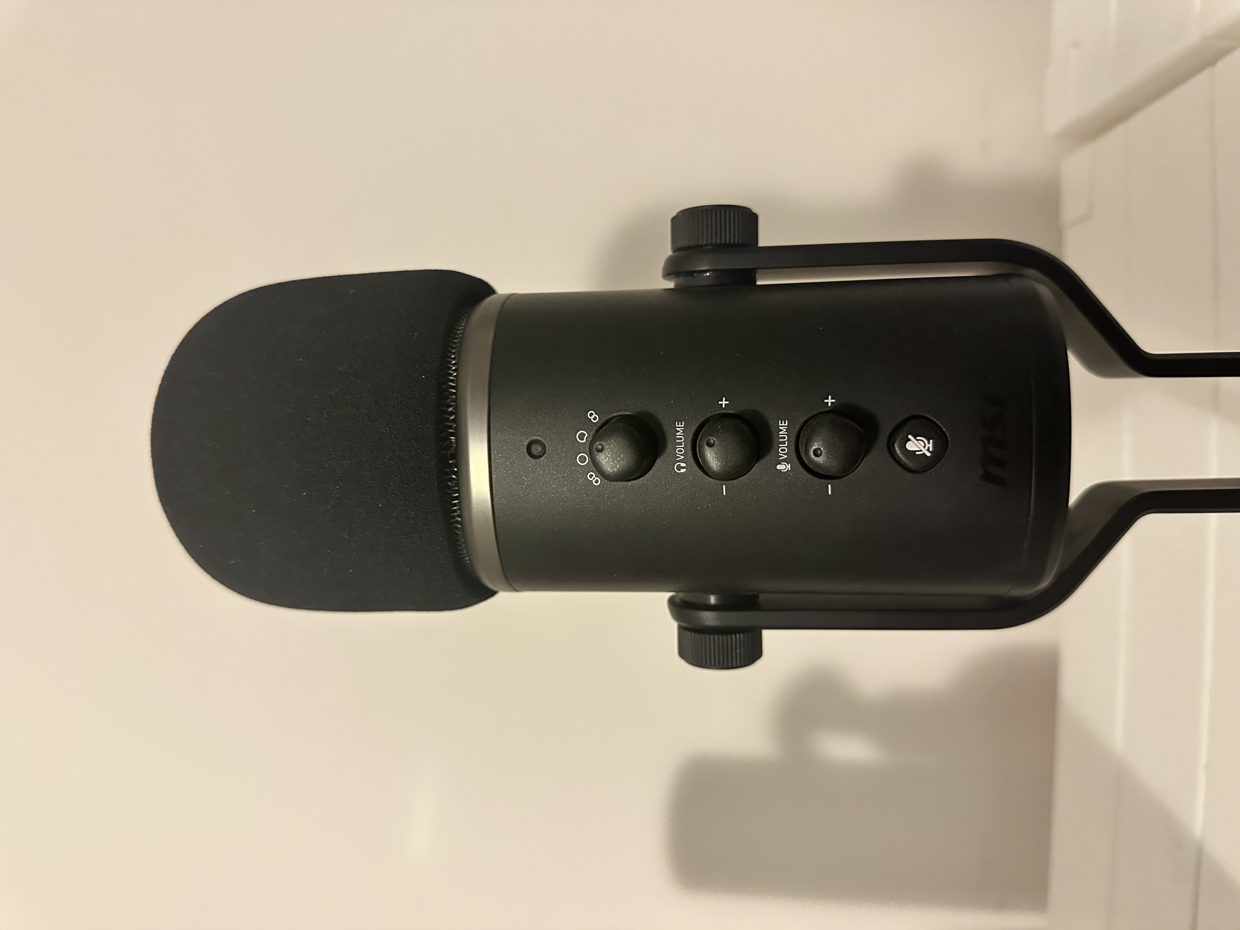 MSİ  GV60  streaming mikrofon 1