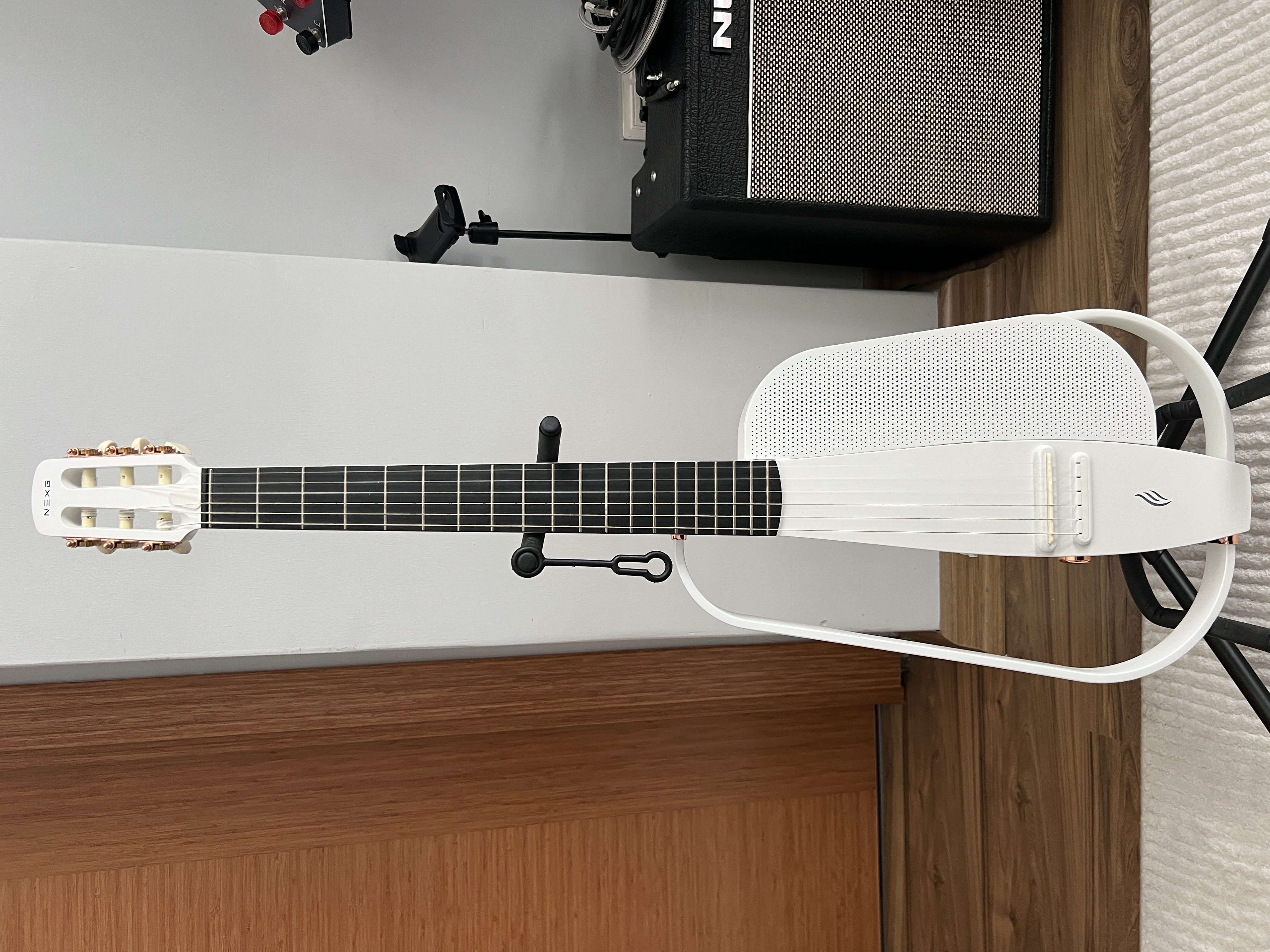 Enya NEXG 2N CL WH Beyaz Renk Elektro Klasik Gitar 1