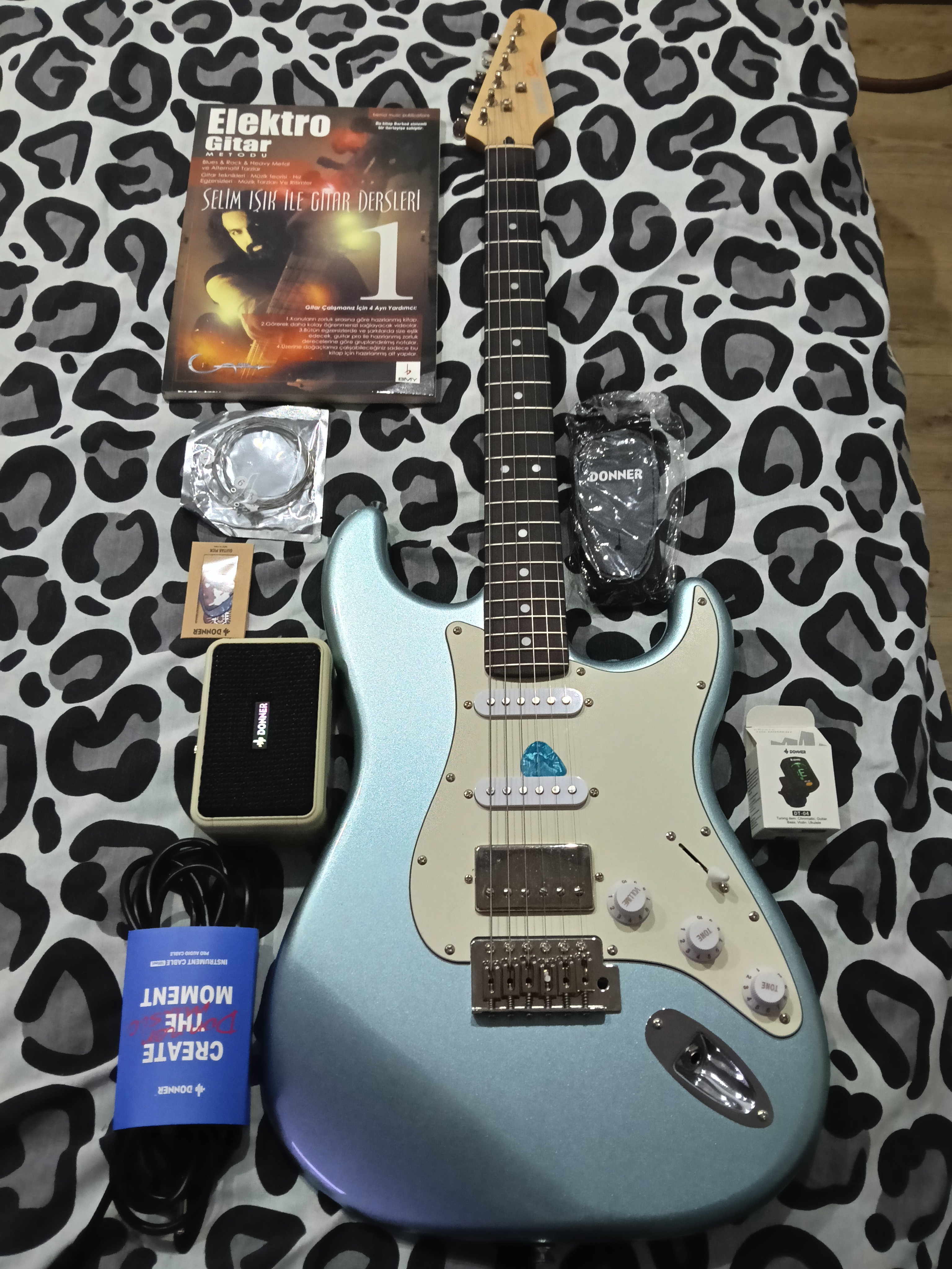 Donner DST-152R Elektro Gitar Seti (Metallic Ice Blue) 1