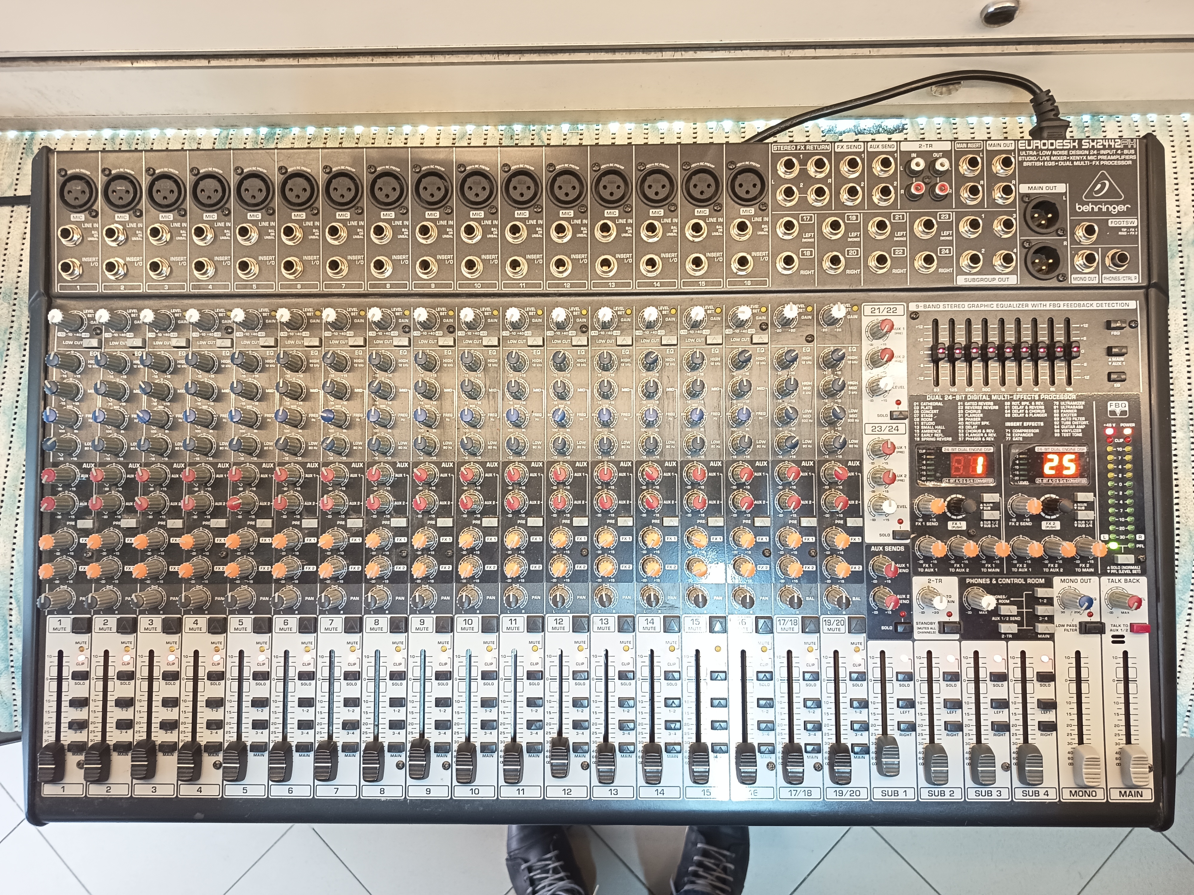 Behringer 2442FX Mikser 4