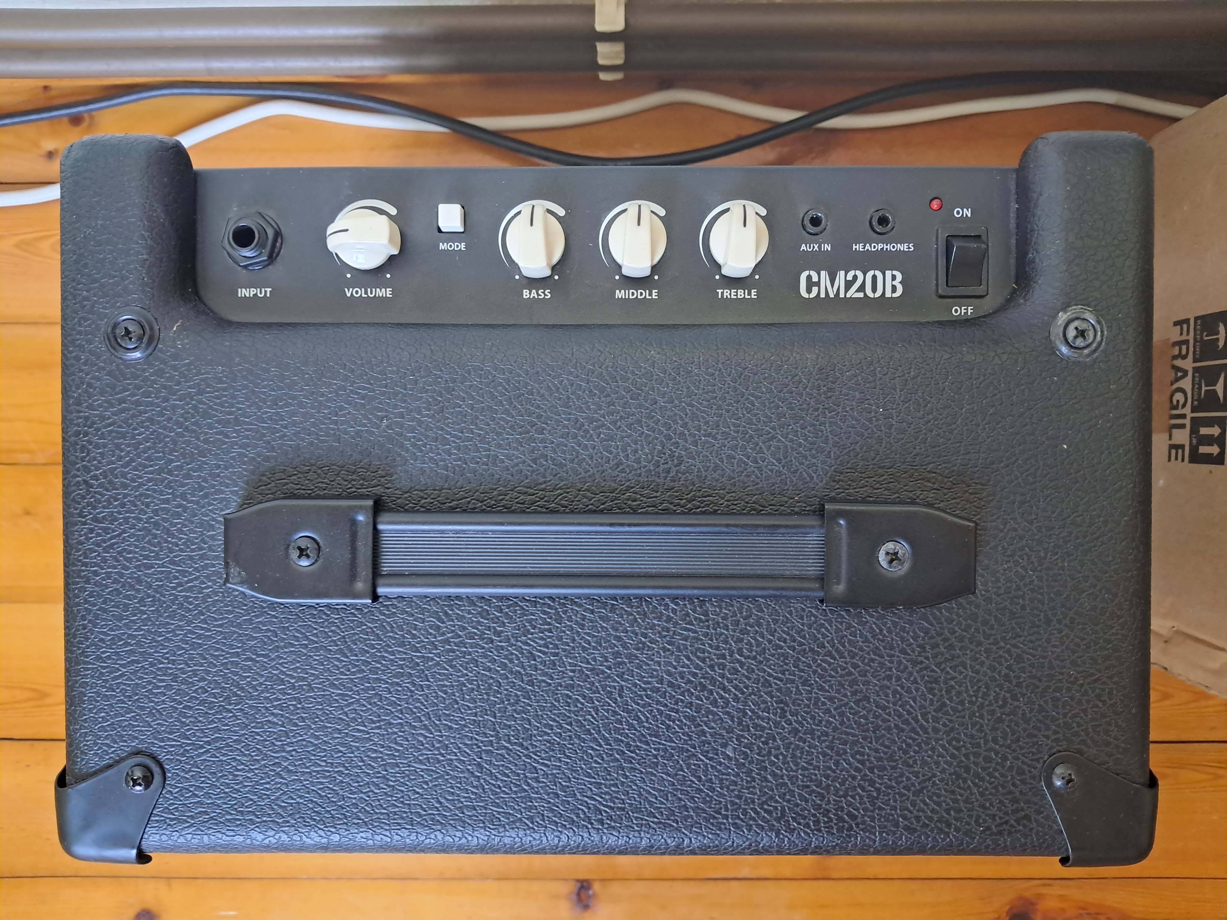 Cort CM20B - Bas Gitar Amfisi 3