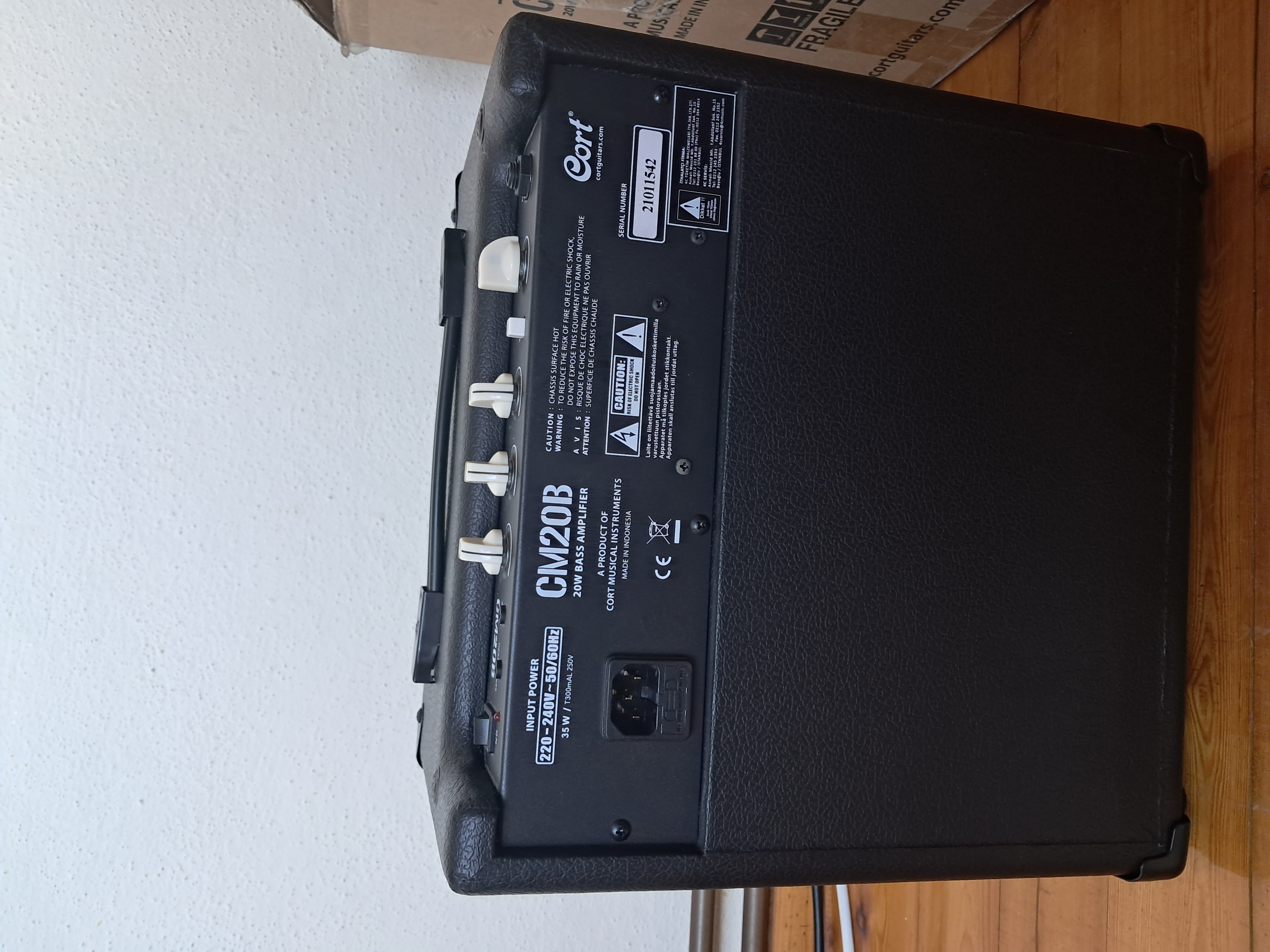 Cort CM20B - Bas Gitar Amfisi 5