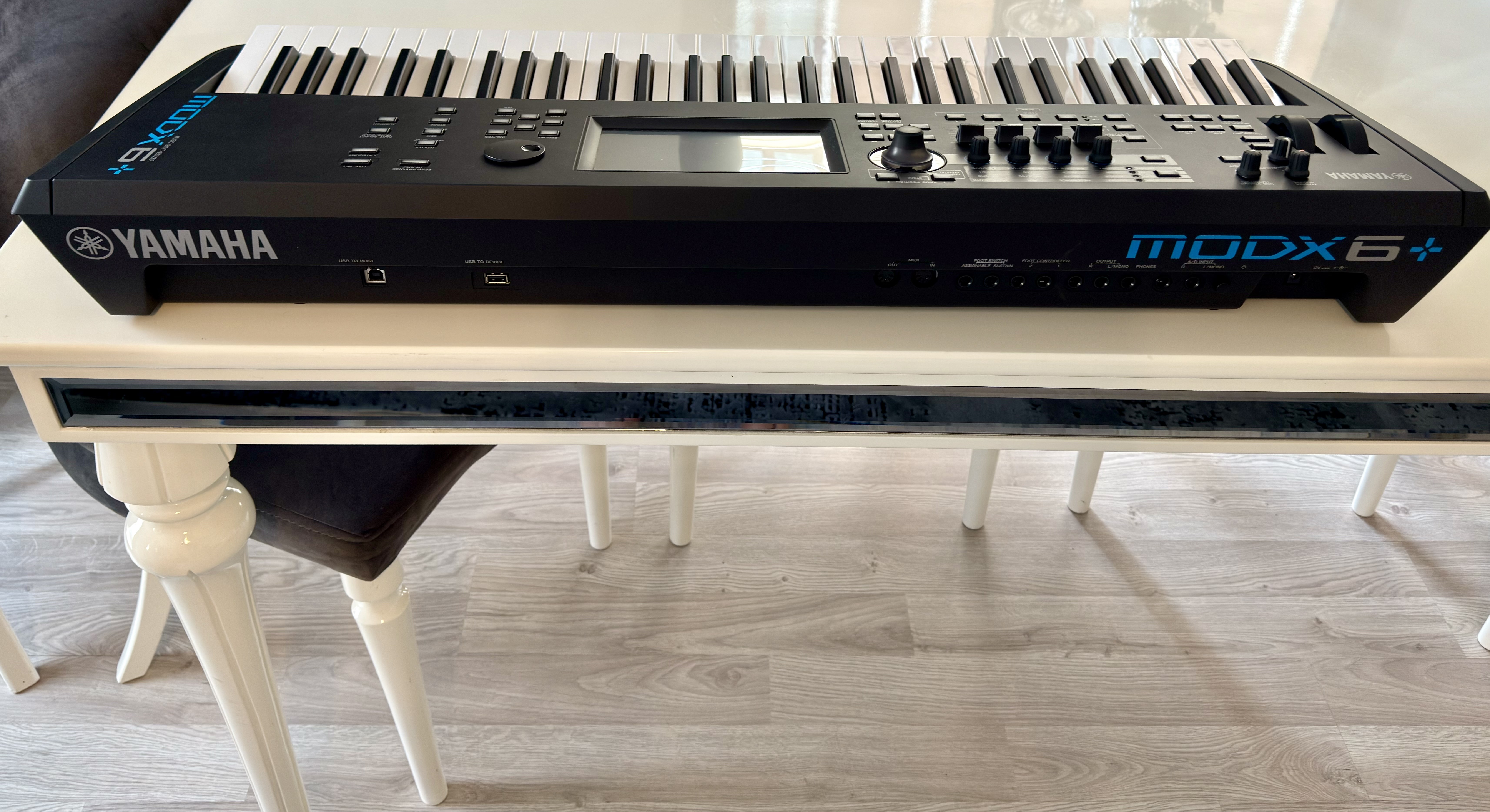 YAMAHA MODX6+ 4