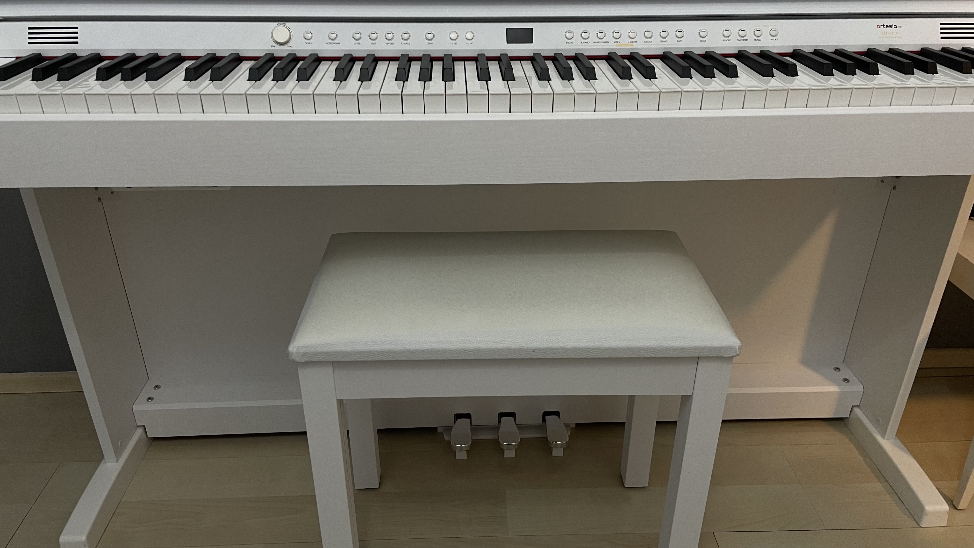 ARTESIA DP-3-WH Piano (Mat Beyaz) ve Beyaz Piano Taburesi 2