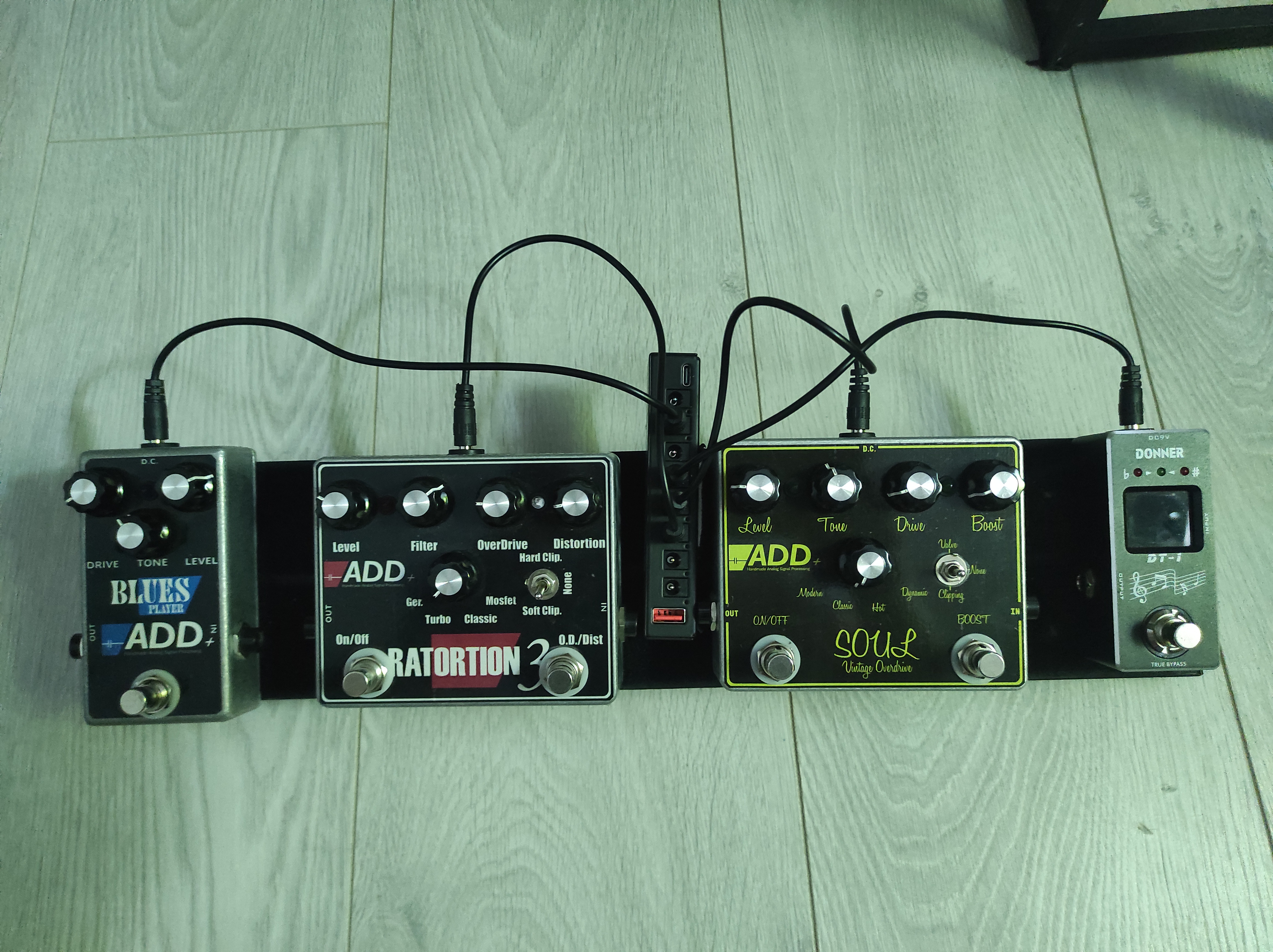 Analog pedallar + çoklu adaptörü + el yapımı pedalboard 1