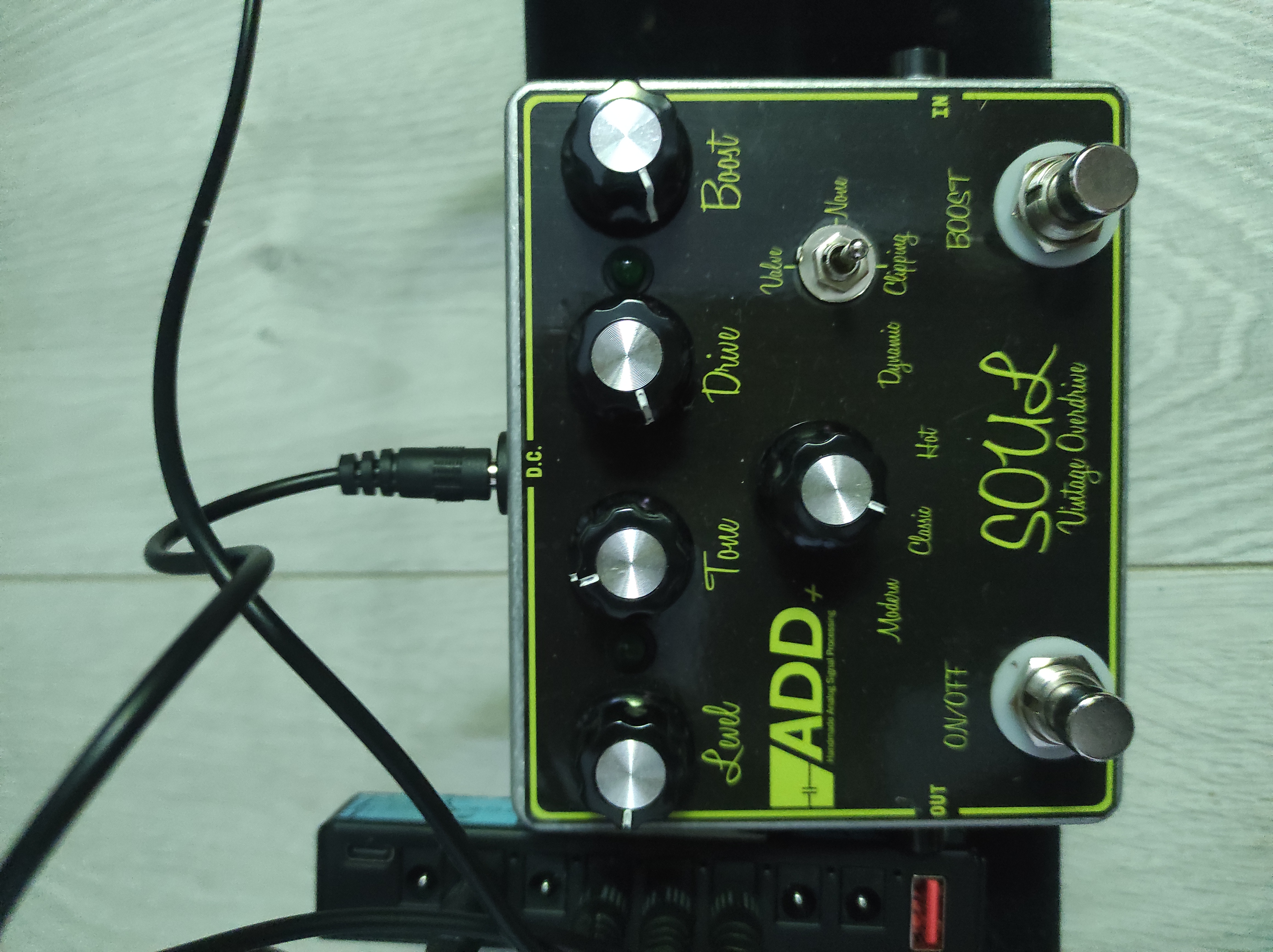 Analog pedallar + çoklu adaptörü + el yapımı pedalboard 3