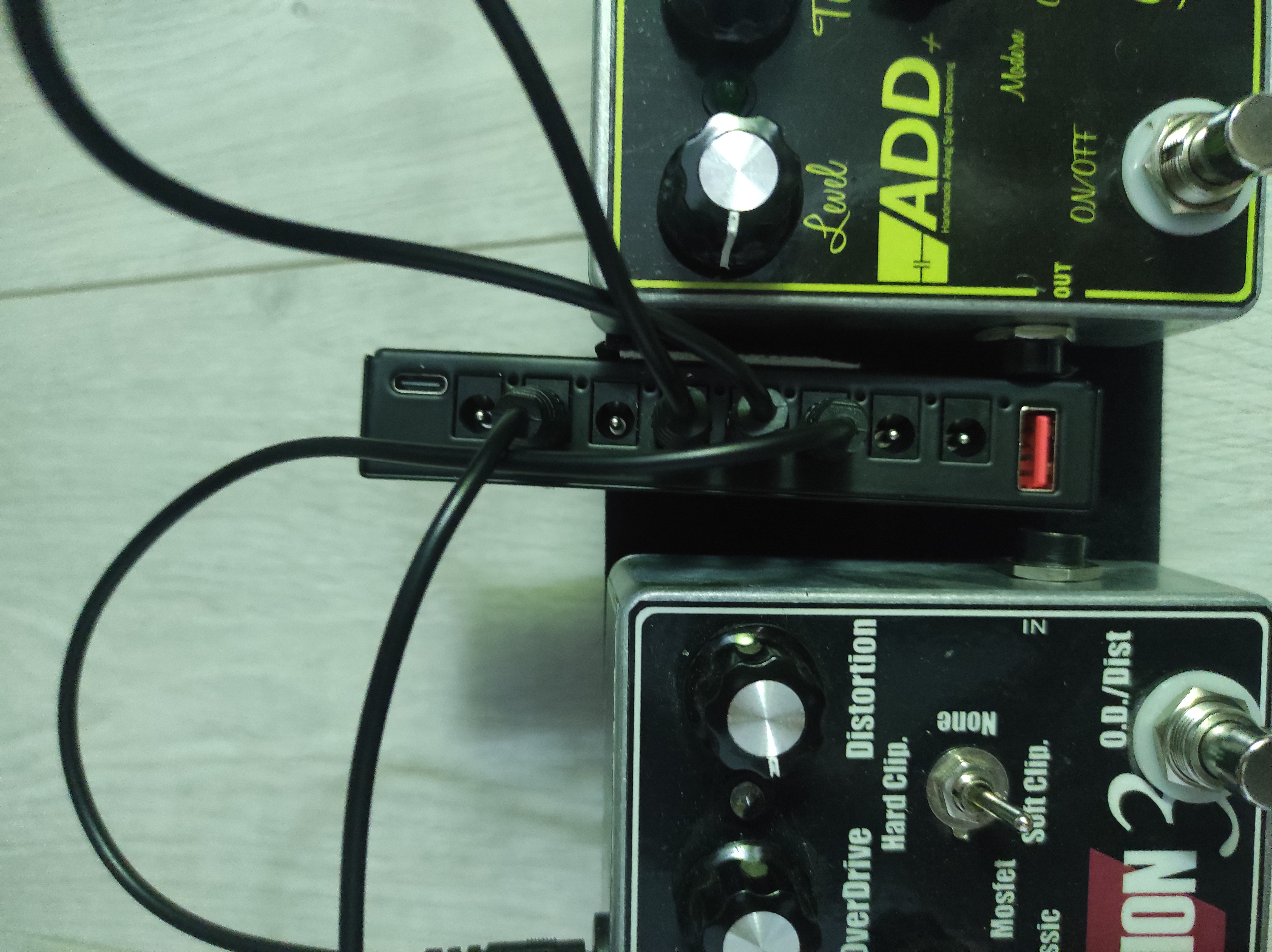 Analog pedallar + çoklu adaptörü + el yapımı pedalboard 4