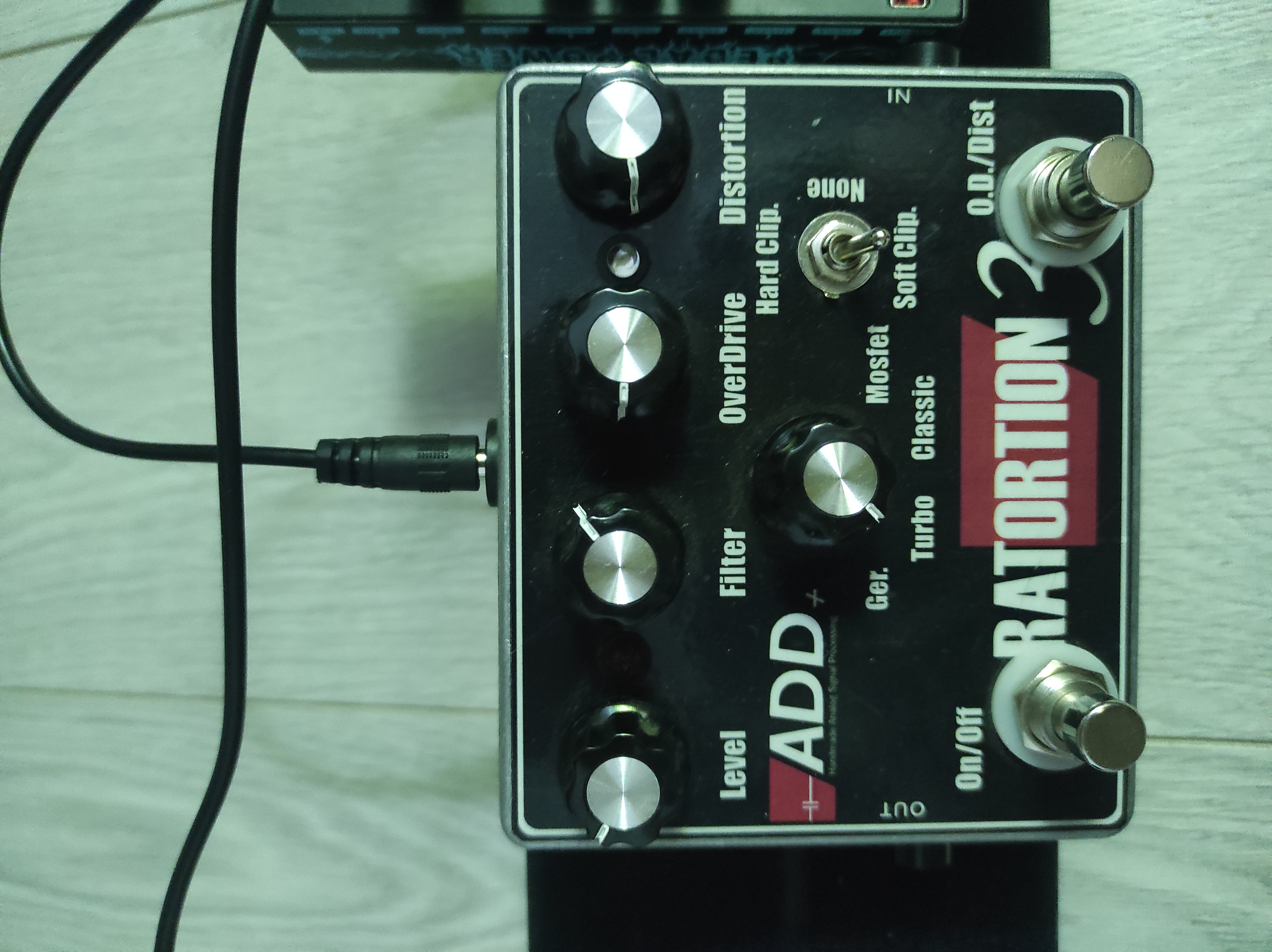 Analog pedallar + çoklu adaptörü + el yapımı pedalboard 5