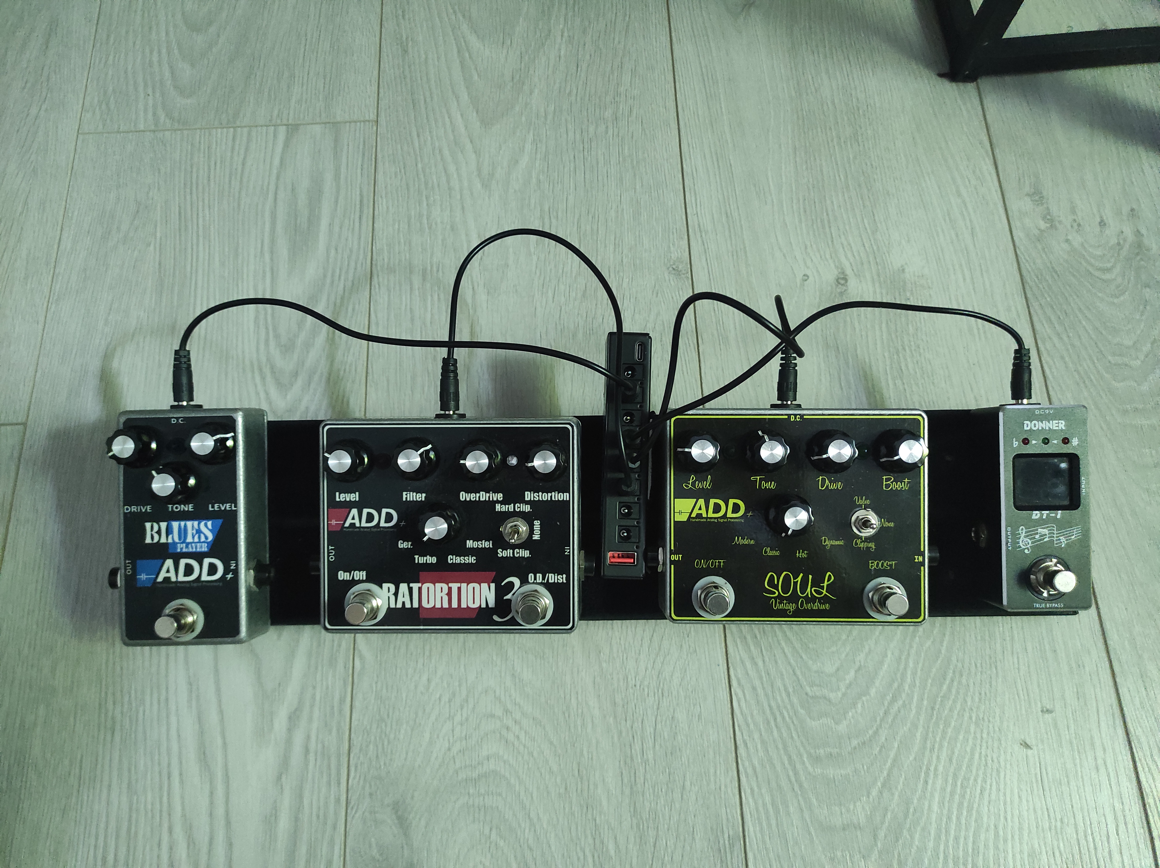 Analog pedallar + çoklu adaptörü + el yapımı pedalboard 7