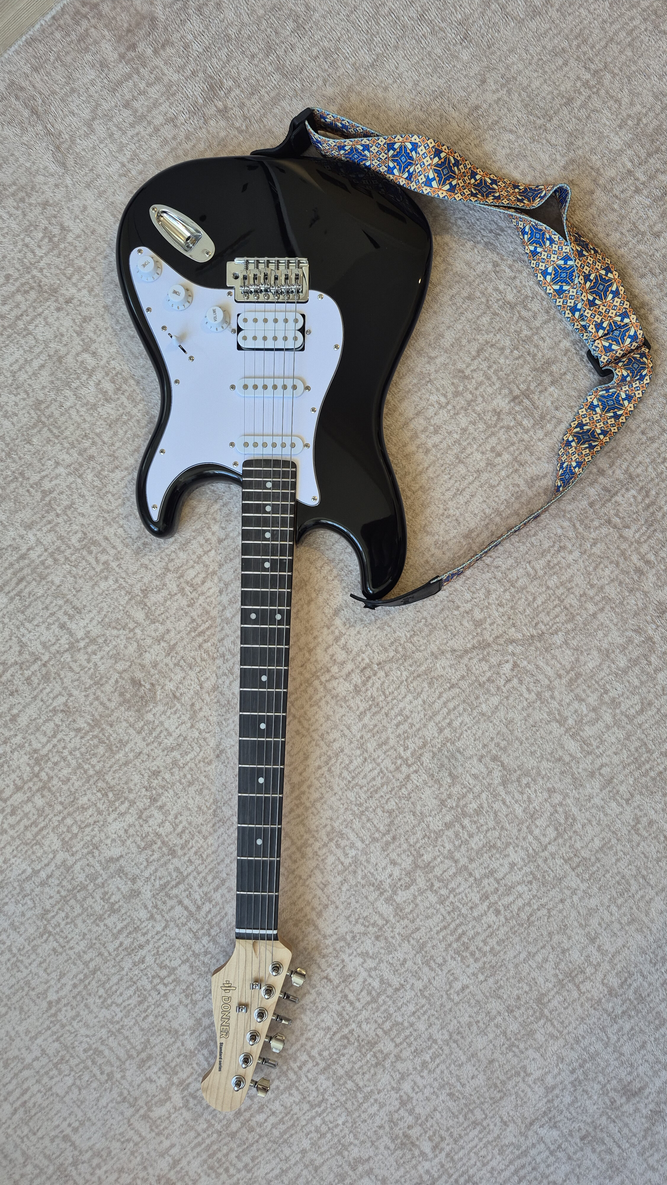 Donner DST 100B elektro gitar ve Blackstar ID:Core 10 V4 Dijital Kombo Elektro Gitar Amfi 1