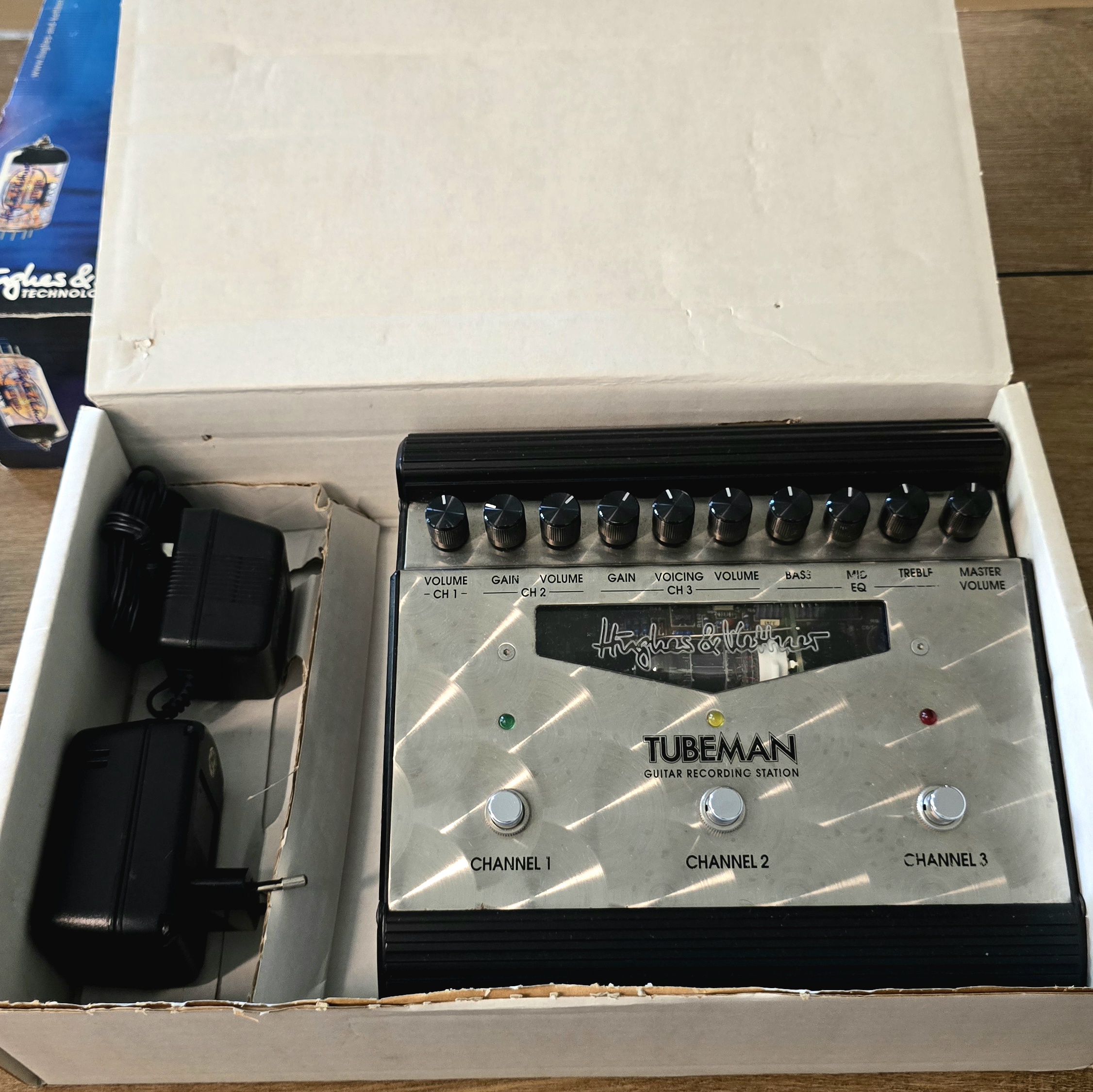 Hughes & Kettner TubeMan Tüplü Preamp 4