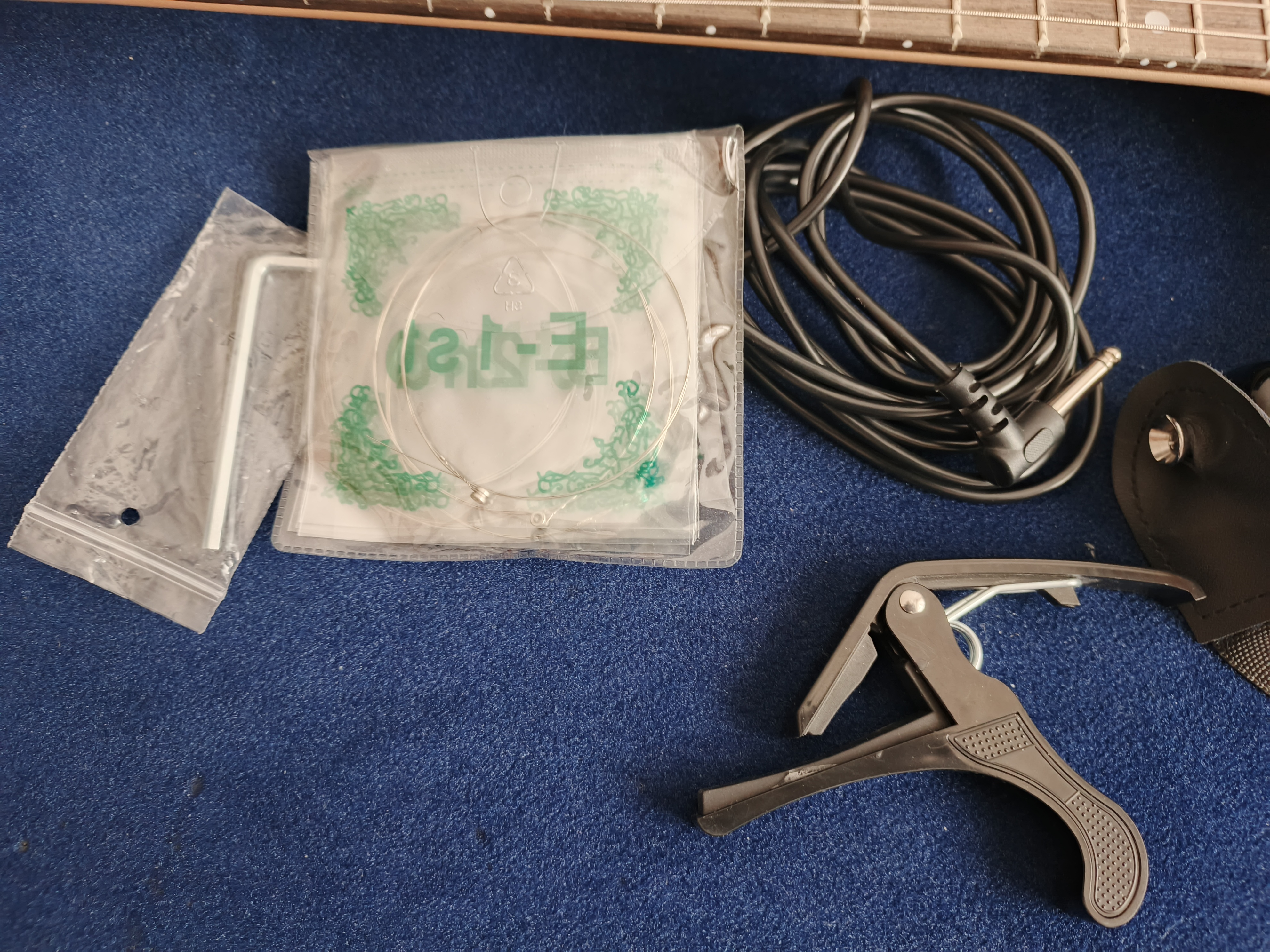Auistin markalı elektro gitar seti. 2